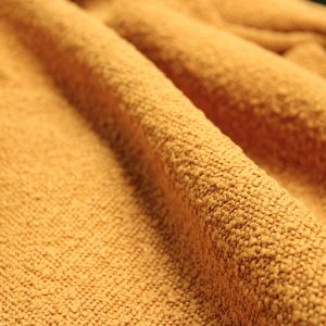 Stijlvolle, op maat gemaakte bouclé gordijnen in okergeel met grove, zachte textuur voor een perfect passend interieur.