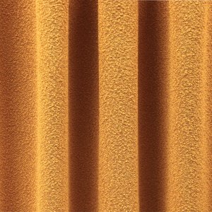 Op maat gemaakte bouclé gordijnen in warme okergele kleur (BB2310 Okika), die dankzij hun dikke, lusachtige structuur zorgen voor een verbeterde akoestiek en een gezellige sfeer in het interieur.
