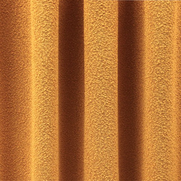 Op maat gemaakte bouclé gordijnen in warme okergele kleur (BB2310 Okika), die dankzij hun dikke, lusachtige structuur zorgen voor een verbeterde akoestiek en een gezellige sfeer in het interieur.