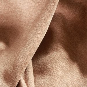 Detailweergave van zachte roze chenille vouwgordijnen
