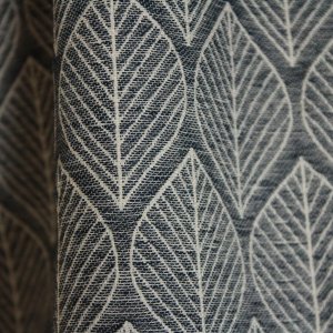 Detail van gordijnstof met blauwe Scandinavische blaadjes