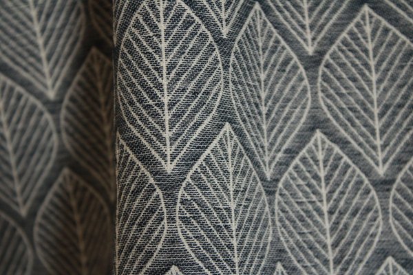 Detail van gordijnstof met blauwe Scandinavische blaadjes