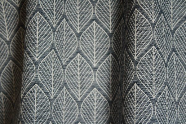 Gordijnen met blauwe Scandinavische blaadjes, voor een leuke kinderkamer