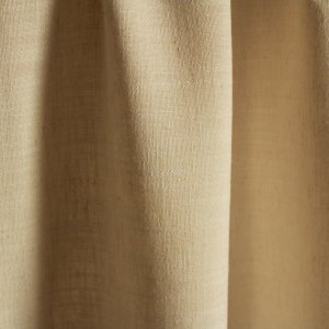 Ivoorkleurige gordijnen uit de Elegance collectie (JC2450) in een lichte en sfeervolle woonkamer. Gordijnen op maat die kleurvast, slijtvast en semi licht doorlatend zijn.