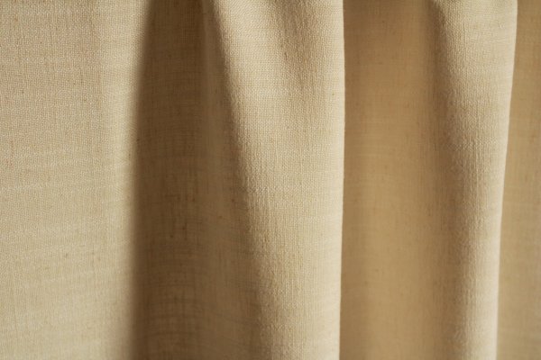 Ivoorkleurige gordijnen uit de Elegance collectie (JC2450) in een lichte en sfeervolle woonkamer. Gordijnen op maat die kleurvast, slijtvast en semi licht doorlatend zijn.