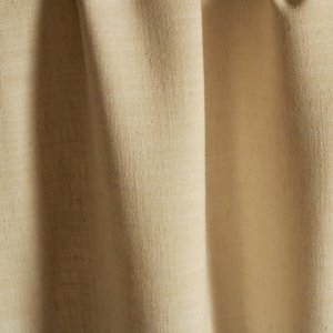Patroon van ivoorkleurige gordijnstof uit de Elegance collectie (JC2450) met semi-lichtdoorlatende structuur. Gordijnen op maat