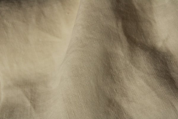 Detail van het patroon van linnen gordijnen in ivoor uit de Elite collectie, natuurlijke stofstructuur en ivoor kleur voor rustig interieur