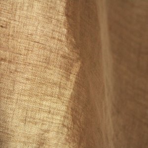 Linnen gordijnen van de elite collectie in het taupe met detail van stofstructuur in close-up