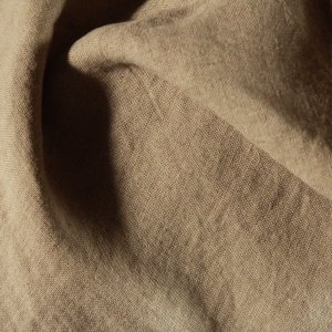 Detail van het taupekleurige linnen vouwgordijn JC2493 uit de Elite collectie, zichtbaar fijn patroon