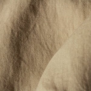 Detail van het patroon van linnen vouwgordijn JC2495 in zandkleur uit de Elite collectie.