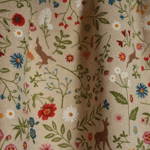 Stijlvol interieur met Sprankel bloemen gordijnen in zachte kleuren