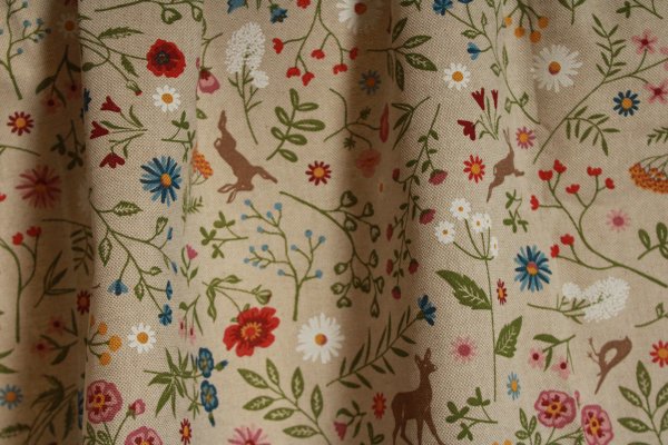Stijlvol interieur met Sprankel bloemen gordijnen in zachte kleuren