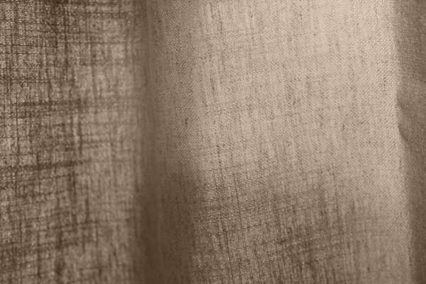 Taupe gordijn uit de Elegance collectie, type JC2452, stofdetails met semi-lichtdoorlatende kwaliteit en levendig effect. gordijnen op maat door ons atelier