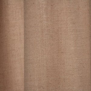 Sfeerfoto van beige gordijnen uit de Elegance collectie, model JC2548 Okika. De semi lichtdoorlatende stof laat natuurlijk licht door. Slijtvast en kleurvast met een zachte, geweven textuur.
