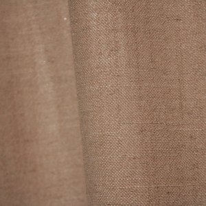 Close-up van de beige gordijnen uit de Elegance collectie, model JC2548 Okika. De stof is semi lichtdoorlatend, kleurvast en slijtvast