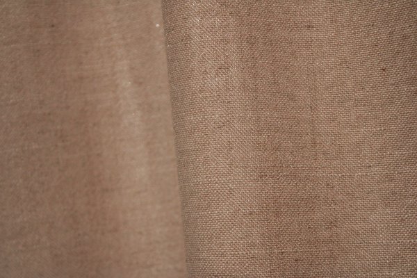 Close-up van de beige gordijnen uit de Elegance collectie, model JC2548 Okika. De stof is semi lichtdoorlatend, kleurvast en slijtvast