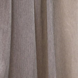 Sfeerfoto van Calista Mix gordijnen in kleur REY2510 Elegante gordijnen met een gemêleerde structuur en een zachte, natuurlijke uitstraling in een warme neutrale tint.