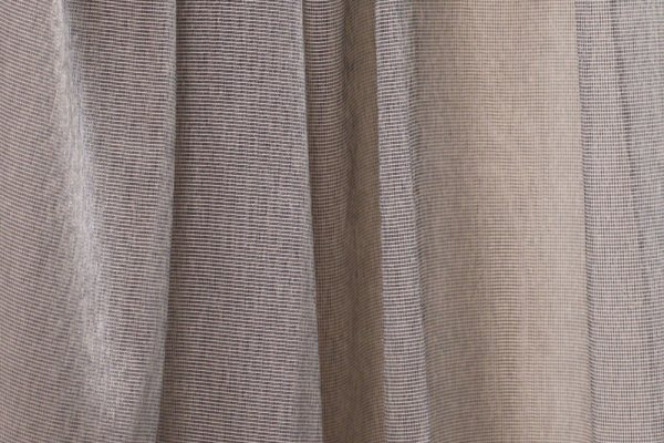 Sfeerfoto van Calista Mix gordijnen in kleur REY2510 Elegante gordijnen met een gemêleerde structuur en een zachte, natuurlijke uitstraling in een warme neutrale tint.