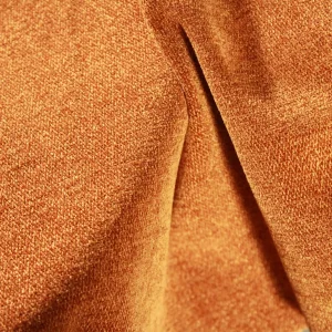 Detailfoto van het patroon van de chenille gordijnen in okergeel, BB2408 een zachte chenillestof met een warme okergele tint en een subtiel, luxe patroon voor een sfeervolle uitstraling.