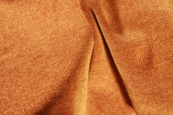 Detailfoto van het patroon van de chenille gordijnen in okergeel, BB2408 een zachte chenillestof met een warme okergele tint en een subtiel, luxe patroon voor een sfeervolle uitstraling.