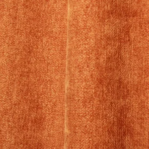 Sfeerfoto van de chenille gordijnen in okergeel, BB2408 warme, zachte okergele gordijnen met een luxueuze chenillestof voor een luxe sfeer in het interieur.