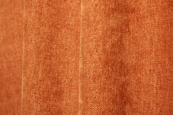 Sfeerfoto van de chenille gordijnen in okergeel, BB2408 warme, zachte okergele gordijnen met een luxueuze chenillestof voor een luxe sfeer in het interieur.