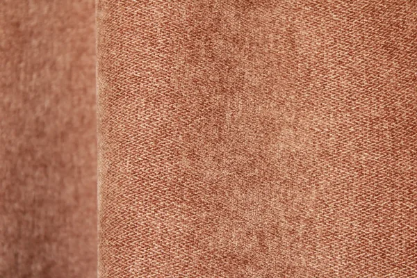 Sfeer foto van chenille gordijnen in taupe tint met elegante uitstralling door het subtiele visgraat patroontje in de weving