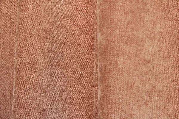 Close-up van chenille taupe gordijnen met subtiel visgraat stofpatroon model BB2405 okika