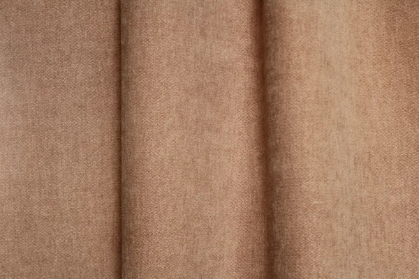 Chenille gordijn in een warme zandkleur, model BB2406 'Okika'. De subtiele textuur en zachte tint maken het een stijlvolle keuze.