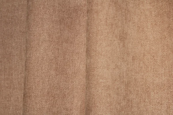 Chenille gordijn in een warme zandkleur, model BB2406 'Okika'. details van stof met een klein visgraatje verwerkt.