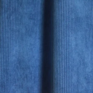 Sfeerfoto van de corduroy gordijnen in de kleur kobalt blauw, JC2401 ribfluweel gordijnen met een diepe, levendige kobaltblauwe kleur die een rijke en elegante sfeer geeft aan de ruimte.