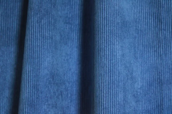Sfeerfoto van de corduroy gordijnen in de kleur kobalt blauw, JC2401 ribfluweel gordijnen met een diepe, levendige kobaltblauwe kleur die een rijke en elegante sfeer geeft aan de ruimte.
