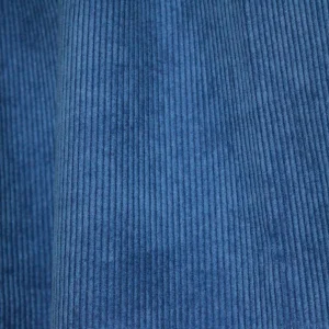 Detailfoto van het stofpatroon van corduroy gordijnen in kobalt blauw, JC2401 ribstof met een herkenbare geribbelde structuur en een intense kobaltblauwe kleur voor een rijke, luxueuze uitstraling.