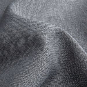 Sfeerfoto van donkergrijze vouwgordijnen uit de Elegance collectie, model JC2565 Okika. De stof is semi lichtdoorlatend met een mooi geweven structuur, kleurvast en slijtvast.