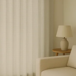 Crèmekleurig gordijn uit de Florain-collectie in een interieur setting met semi transparante stof voor een sfeervol beeld van de gordijnen