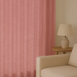 Roze gordijn uit de Florain-collectie in een stijlvol interieur met zachte lichtinval voor een sfeervol beeld van de gordijnen