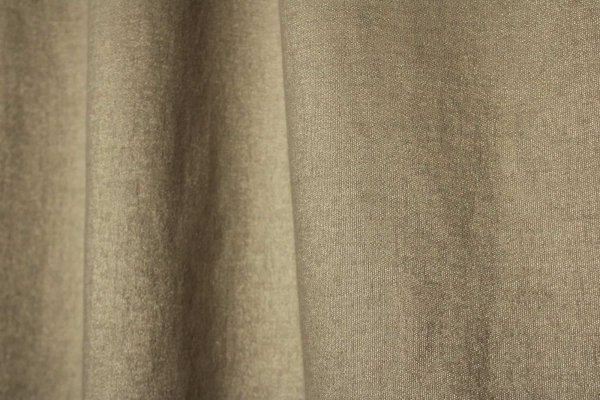 Sfeerimpressie van linnen gordijn met lurex in champagnekleur, artikel REY2530, met subtiele metallic glans in een elegant interieur.