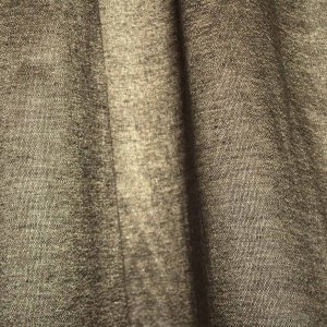 Stofdetails van de taupe kleurige linnen gordijnen met lurex uit de Okika collectie, recht geplooid met zicht op de linnenstructuur en fijne glinstering van het lurexdraad.