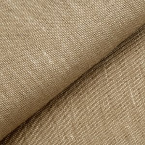 Detailfoto van beige linnen vouwgordijnen uit de Maison collectie, kleur REY2516. Een 100% linnen stof met een natuurlijke structuur en een zachte, rustgevende uitstraling.