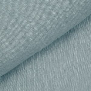 Detailfoto van blauwe linnen vouwgordijnen uit de Maison collectie, kleur REY2521 een 100% linnen stof met een structuur en een koele, natuurlijke uitstraling.