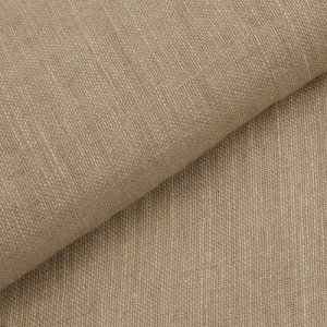 Detailfoto van crèmekleurige linnen vouwgordijnen uit de Maison collectie, kleur REY2514 . Een 100% linnen stof met een fijne weving en een lichte, serene uitstraling.