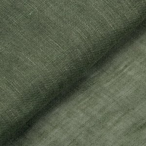Detailfoto van groene linnen vouwgordijnen uit de Maison collectie, kleur REY2517. Een 100% linnen stof met een natuurlijke structuur en een frisse, botanische uitstraling.