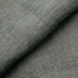 Detailfoto van groengrijze linnen vouwgordijnen uit de Maison collectie, kleur REY2518. Een 100% linnen stof met een natuurlijke vezelstructuur en een rustige, grijze groentint.