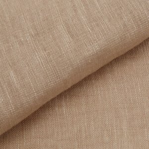 Detailfoto van honingkleurige linnen vouwgordijnen uit de Maison collectie, kleur REY2514. Een 100% linnen stof met een warme, natuurlijke structuur en een zachte tint.