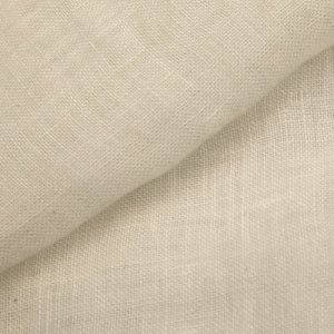 Detailfoto van ivoorkleurige linnen vouwgordijnen uit de Maison collectie, kleur REY2511. Een pure linnen stof met een subtiele vezelstructuur en een lichte, tijdloze uitstraling.