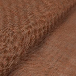 Detailfoto van terra kleurige linnen vouwgordijnen uit de Maison collectie, kleur REY2520 Een 100% linnen stof met een rijke vezel structuur en een warme, aardse uitstraling.
