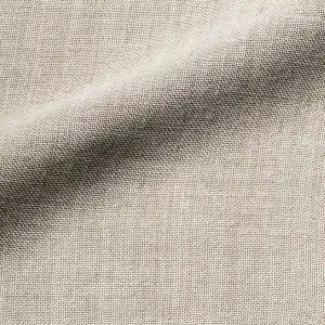 Close-up van het stofpatroon van beige Norena vouwgordijnen, kleur REY2580 een effen gordijnstof met subtiele structuur in een zachte, natuurlijke beige tint.