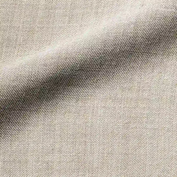 Close-up van het stofpatroon van beige Norena vouwgordijnen, kleur REY2580 een effen gordijnstof met subtiele structuur in een zachte, natuurlijke beige tint.