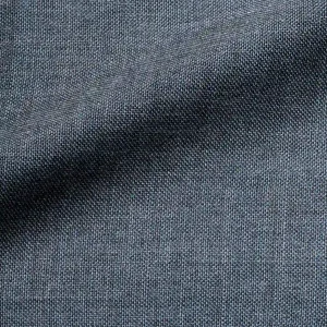 Detailfoto van het stofpatroon van Norena blauwe vouwgordijnen, kleur REY2585 een effen stof met een subtiele structuur in een rustige, diepe blauwtint voor een stijlvolle uitstraling.