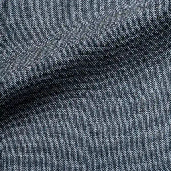 Detailfoto van het stofpatroon van Norena blauwe vouwgordijnen, kleur REY2585 een effen stof met een subtiele structuur in een rustige, diepe blauwtint voor een stijlvolle uitstraling.